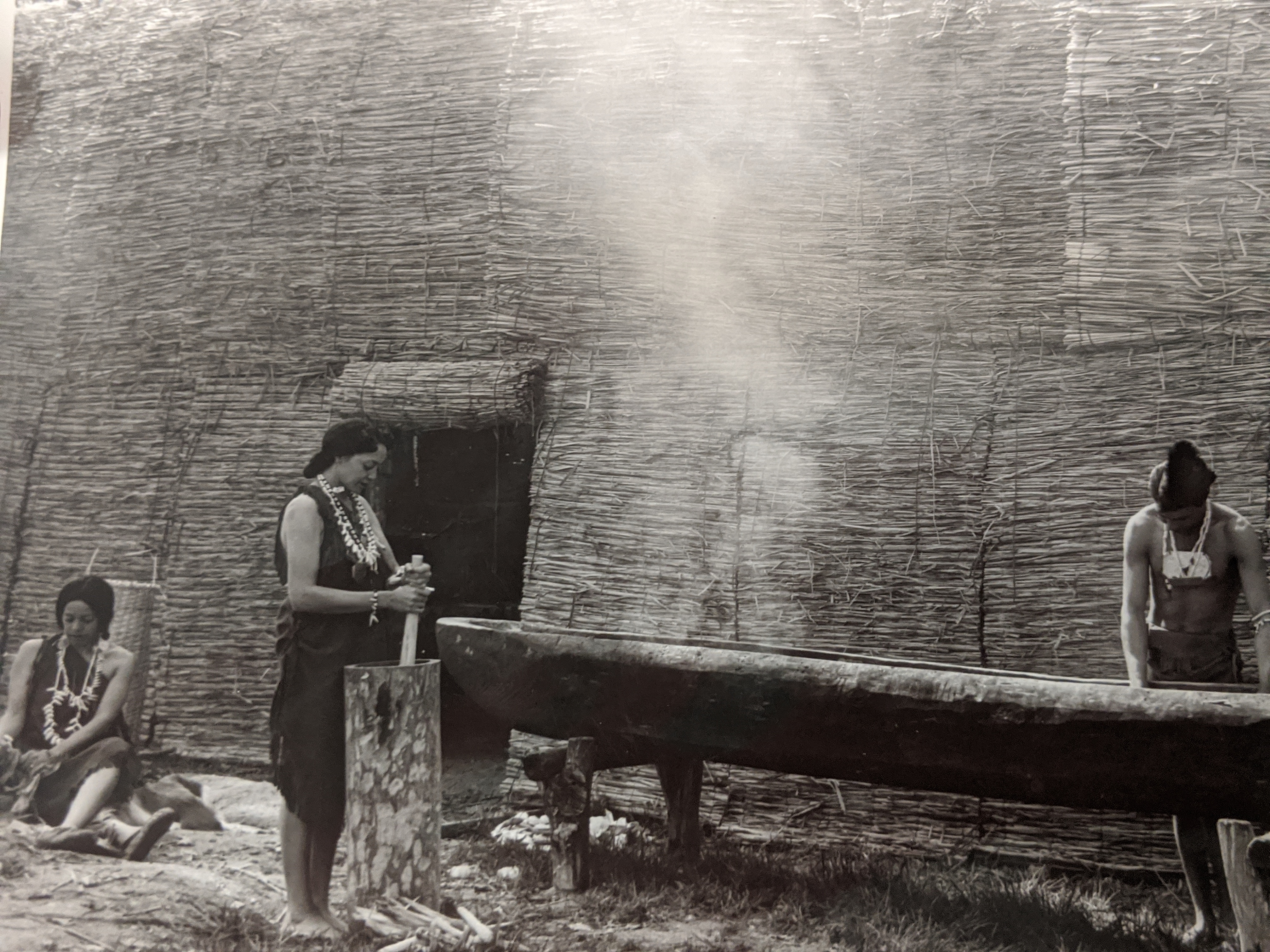 JYF_Grinding corn, canoe